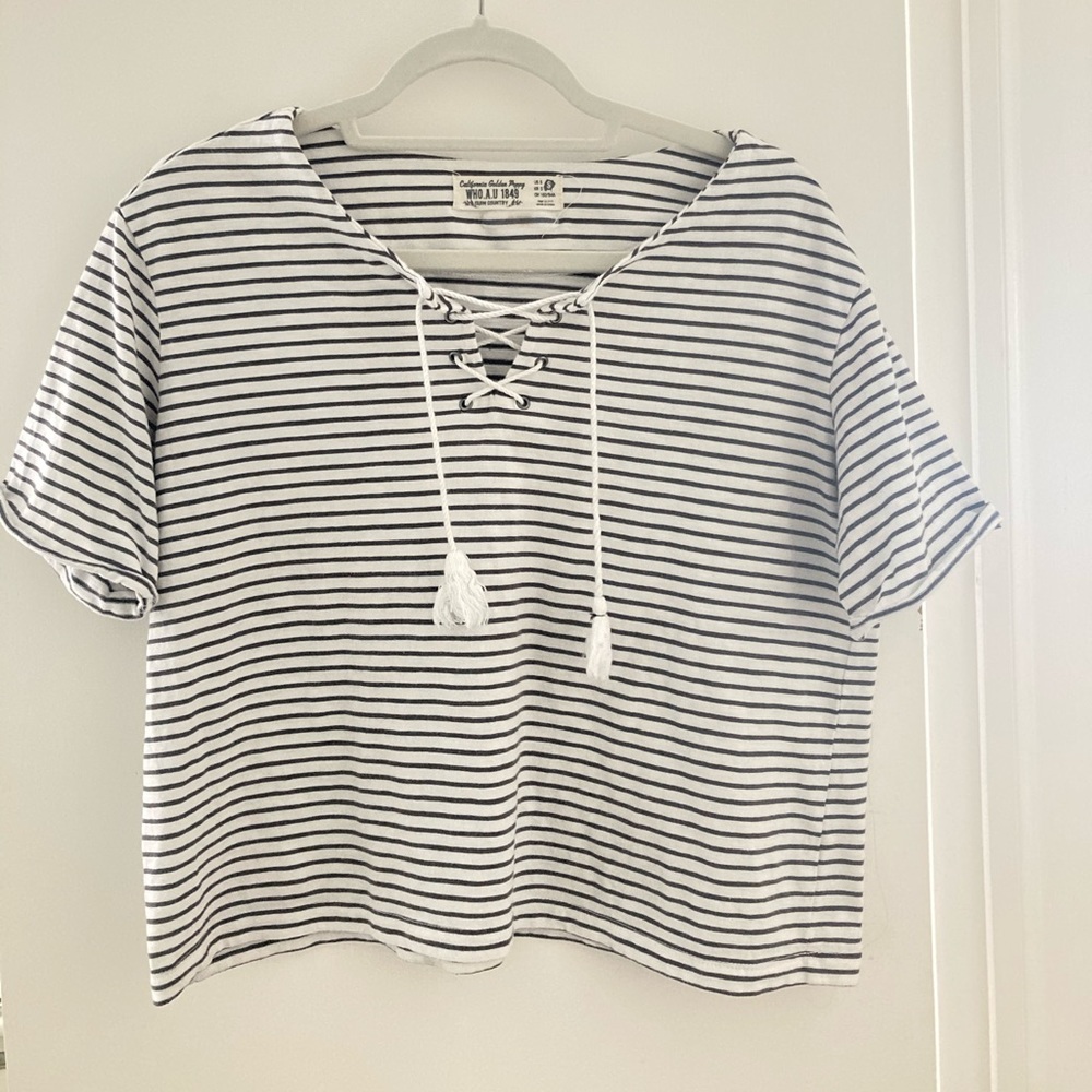 STRIPED TIE NECK GRAY/WHITE SHORT SLEEVE TOP  S